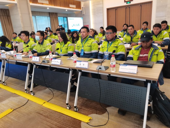 Jóvenes profesionales bolivianos se capacitan en el área siderúrgica en China  - Empresa Siderúrgica del Mutún