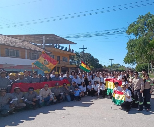FELICIDADES BOLIVIA ????????  La Empresa Siderúrgica del Mutún estuvo presente en el Desfile Cívico de Puerto Suárez en homenaje a los 201 años de la Independencia de Bolivia.  - Empresa Siderúrgica del Mutún