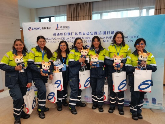 Jóvenes profesionales bolivianos se capacitan en el área siderúrgica en China