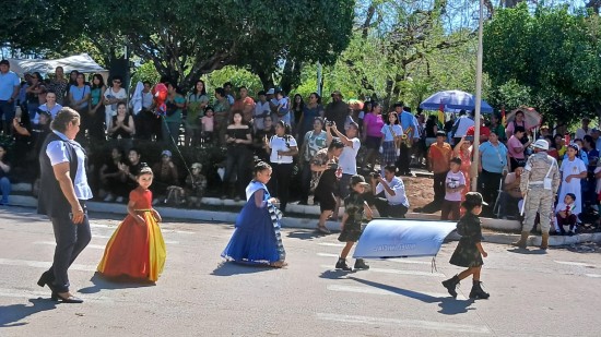 FELICIDADES 201 AÑOS DE BOLIVIA  La Empresa Siderúrgica del Mutún dijo presente en el Desfile Cívico de Puerto Quijarro en homenaje a los 201 años de la Independencia de Bolivia. 