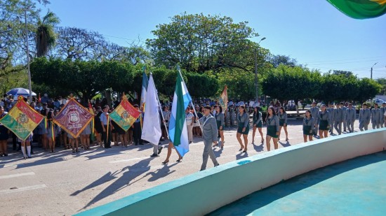 FELICIDADES 201 AÑOS DE BOLIVIA  La Empresa Siderúrgica del Mutún dijo presente en el Desfile Cívico de Puerto Quijarro en homenaje a los 201 años de la Independencia de Bolivia. 