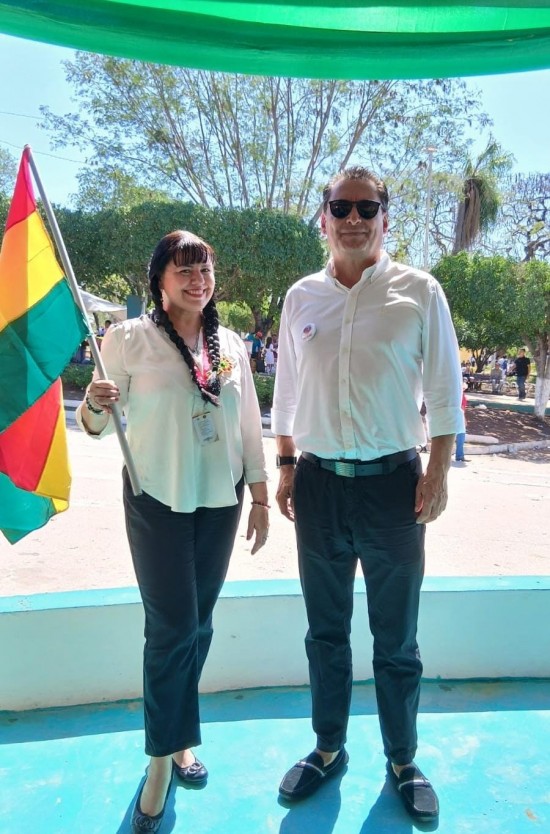 FELICIDADES 201 AÑOS DE BOLIVIA  La Empresa Siderúrgica del Mutún dijo presente en el Desfile Cívico de Puerto Quijarro en homenaje a los 201 años de la Independencia de Bolivia. 